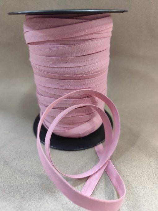 Rouleau de biais coton rose layette pâle de 100 m, 10 mm plié