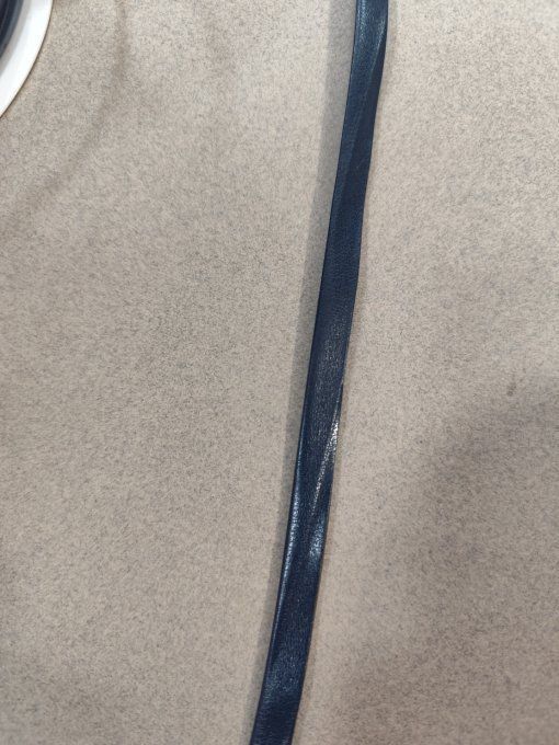 Biais simili cuir marine pré-plié 10 mm, vendu au mètre