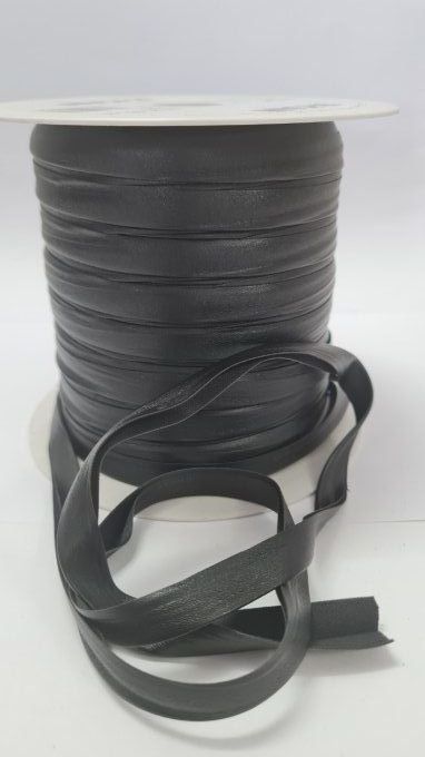 Biais simili cuir noir pré-plié 10 mm, vendu au mètre