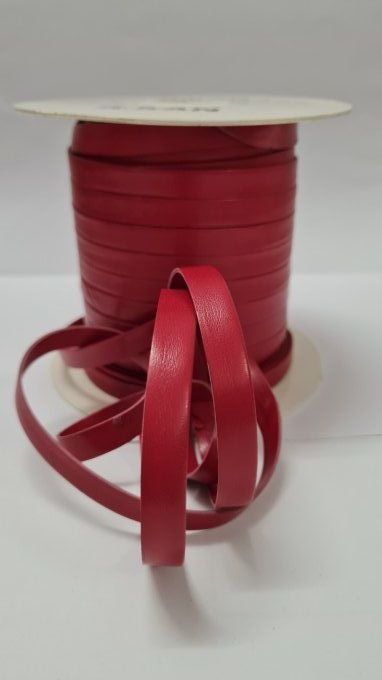 Biais simili cuir rouge pré-plié 10 mm, vendu au mètre