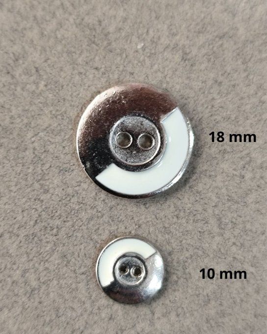 Bouton métal émaillé argenté/blanc  à la pièce