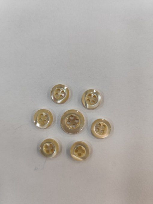 Bouton nacre beige 9 /  11 mm à la pièce   