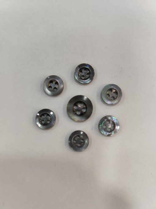 Bouton nacre gris 9  /  11 mm à la pièce  