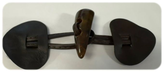 Brandebourg simili cuir et corne marron à la pièce