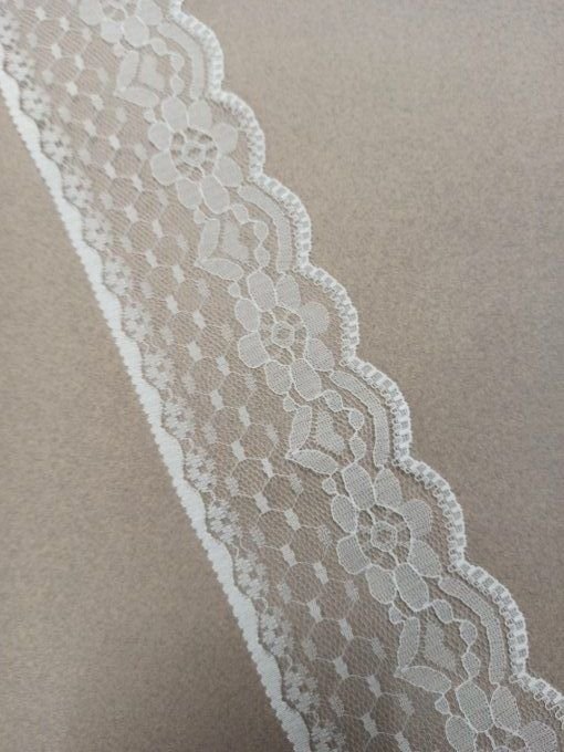 Dentelle nylon blanche 65 mm festonnée à motif plumetis et fleur vendue au mètre