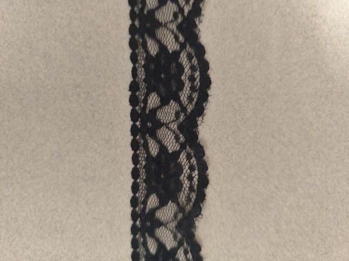 Dentelle nylon noire 30 mm à bord festonné vendue au mètre