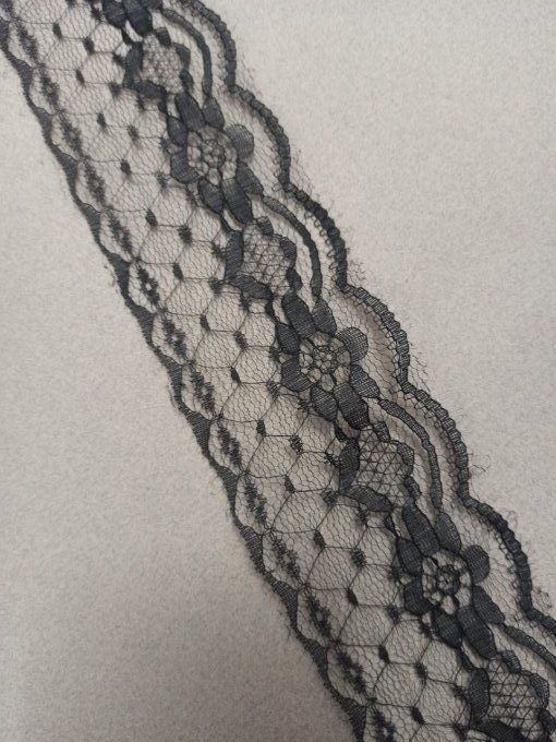 Dentelle nylon noire 65 mm festonnée à motif plumetis et fleur vendue au mètre