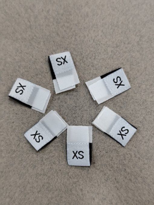 Étiquette de taille XS tissée, fond blanc et inscription noire