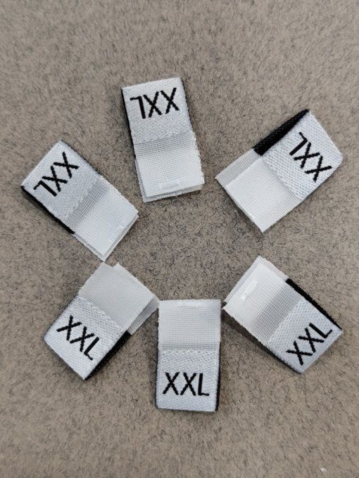 Étiquette de taille XXL tissée, fond blanc et inscription noire