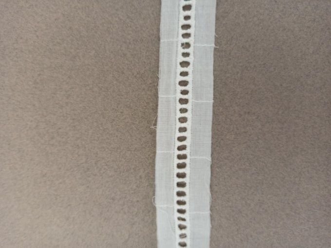 Galon jour échelle coton blanc 30 mm au mètre, bordures unies et jours réguliers