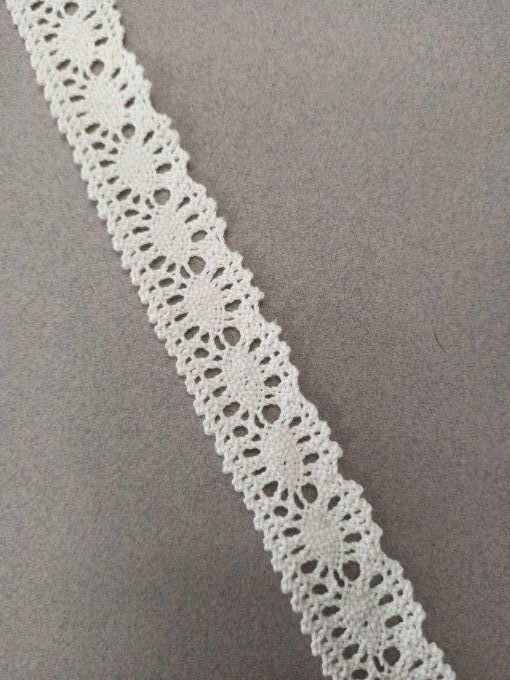 Galon macramé coton écru, motif entre-deux œil de chat, 25 mm, vendu au mètre