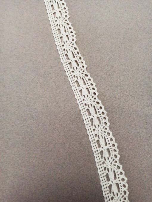Galon macramé coton écru, motif festonné fleur, 25 mm, vendu au mètre