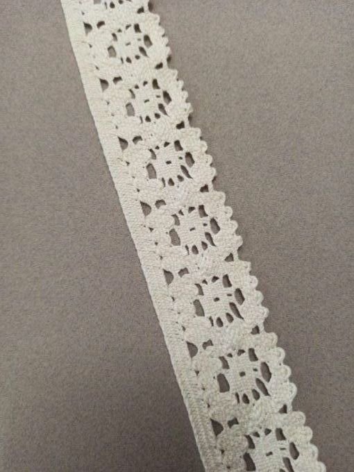 Galon macramé coton écru, motif festonné fleur, 35 mm, vendu au mètre