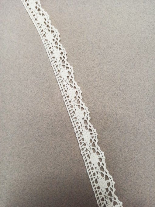 Galon macramé coton écru, motif fleur, 20 mm, vendu au mètre