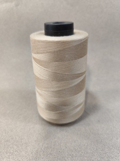 Fil polyester beige à la bobine