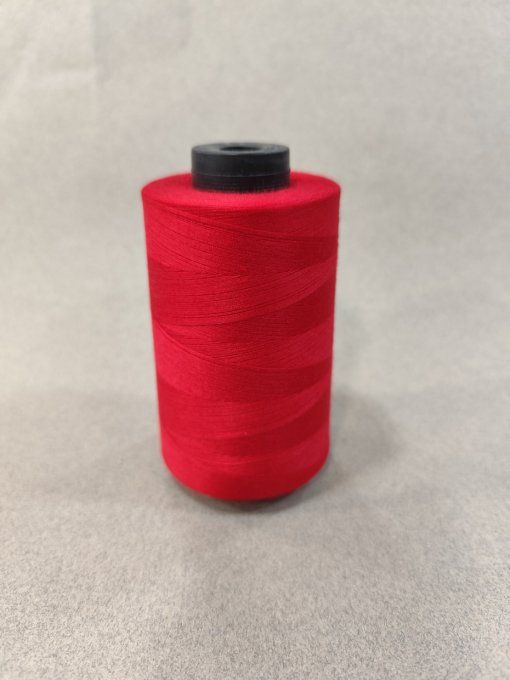 Fil polyester rouge à la bobine  