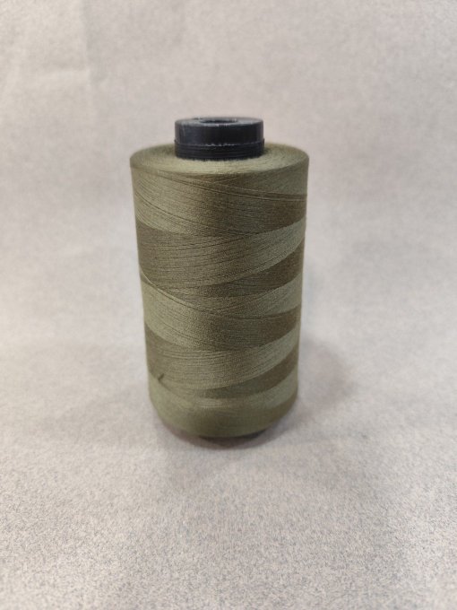 Fil polyester gris à la bobine   