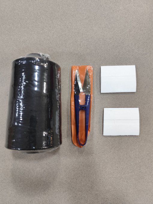 Coupe fil + 2 craies et 1 fil noir