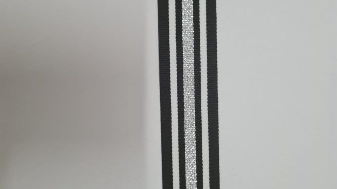 Ruban gros grain polyester rayé noir, blanc et argent, 25 mm, vendu au mètre