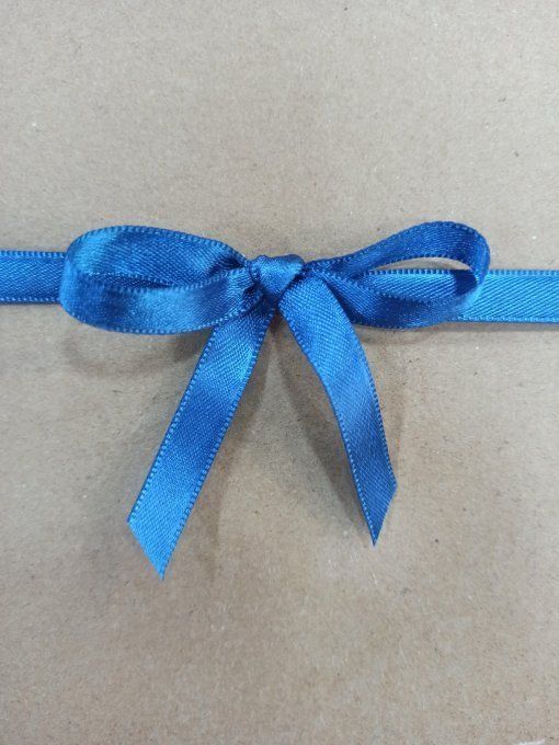 Ruban satin double face bleu 10 mm noué en boucle