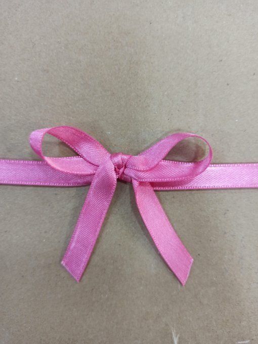 Ruban satin double face fuchsia 10 mm noué en boucle