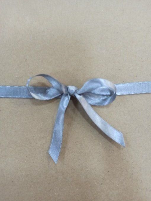 Ruban satin double face gris 10 mm noué en boucle