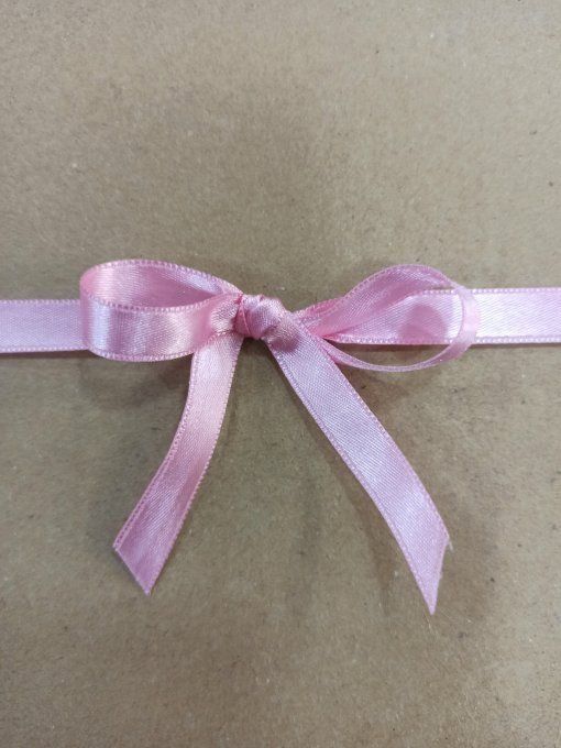 Ruban satin double face rose 10 mm noué en boucle