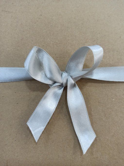 Ruban satin double face gris perle 15 mm noué en boucle