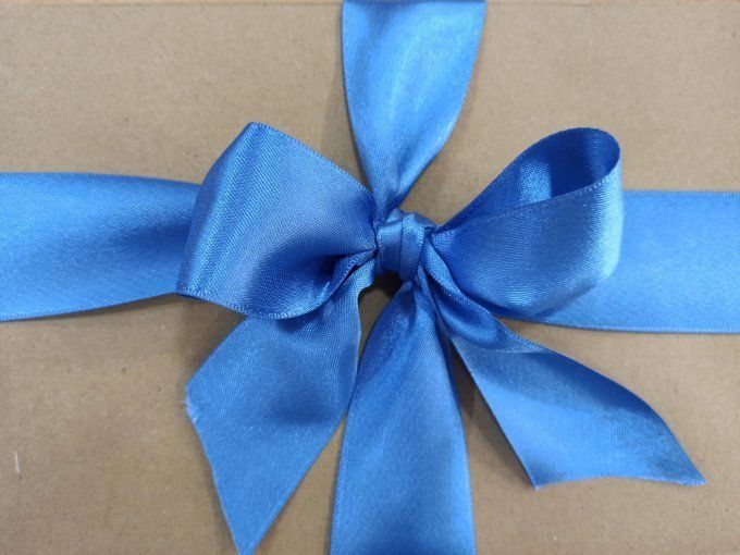 Ruban satin double face bleu 40 mm noué en boucle