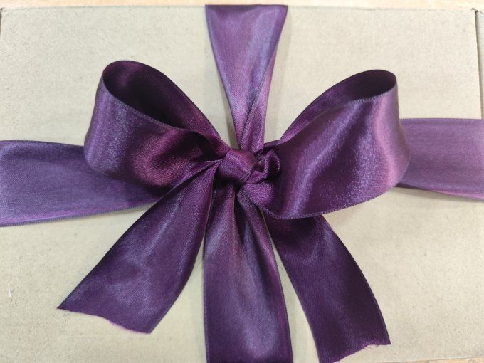 Ruban satin double face violet 40 mm noué en boucle