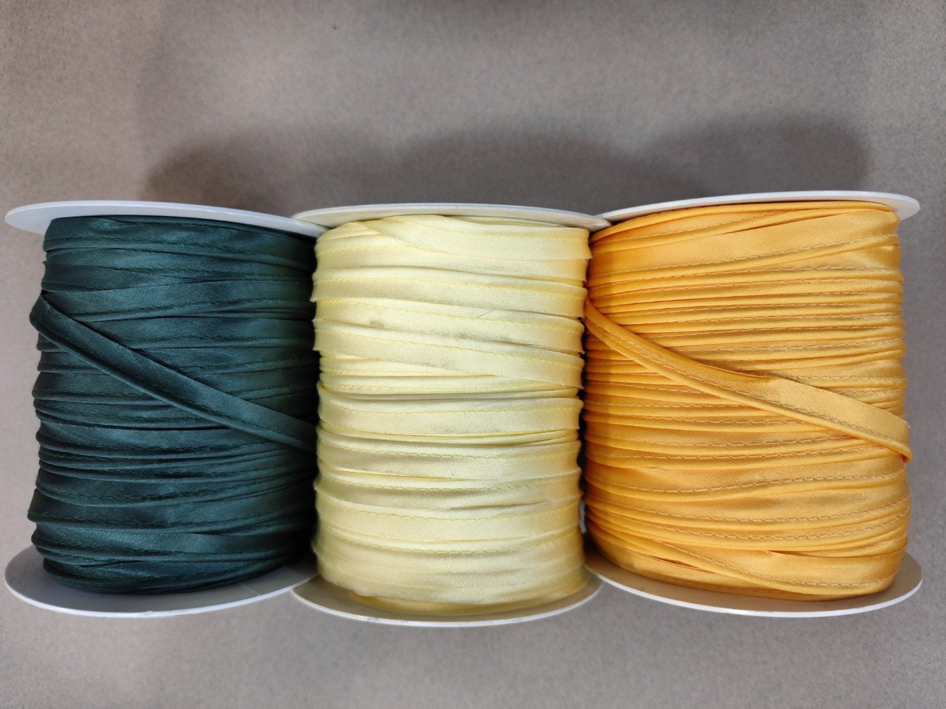 Passepoil satin couleur printemps 