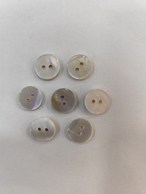Bouton nacré écru 11 mm à la pièce  