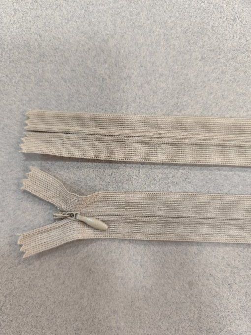 Fermeture éclair invisible beige à la pièce 