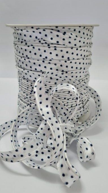 Passepoil satin blanc à pois marine  au mètre