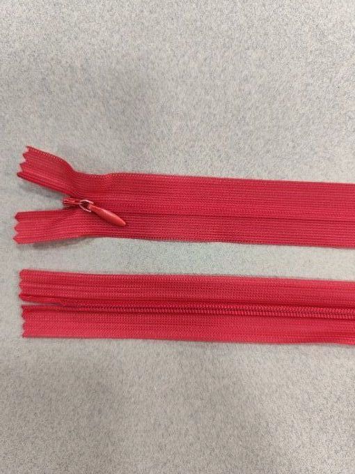 Fermeture éclair invisible rouge à la pièce