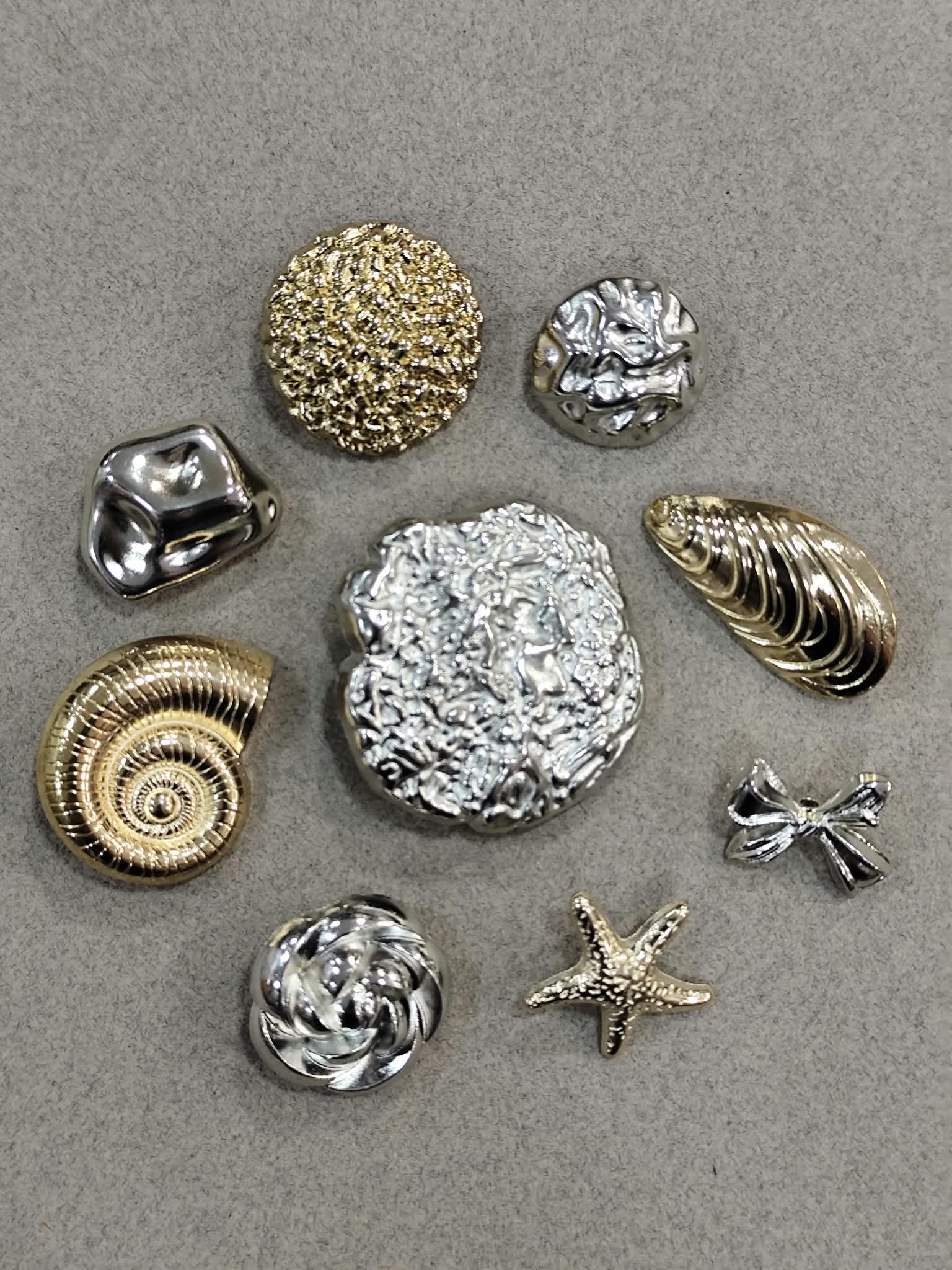 Boutons métal décoratifs à la pièce