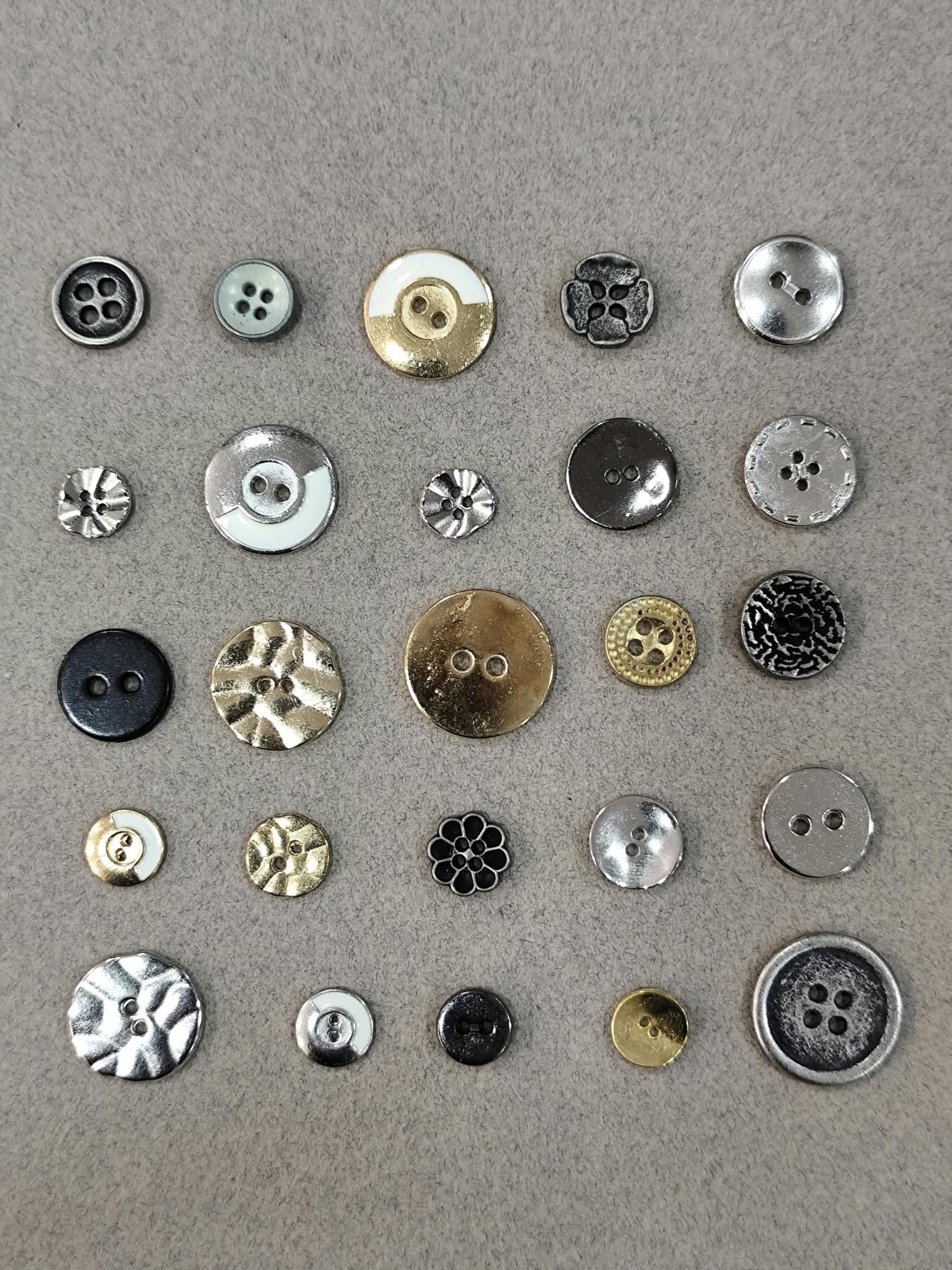 Boutons métal 2 ou 4 trous à la pièce