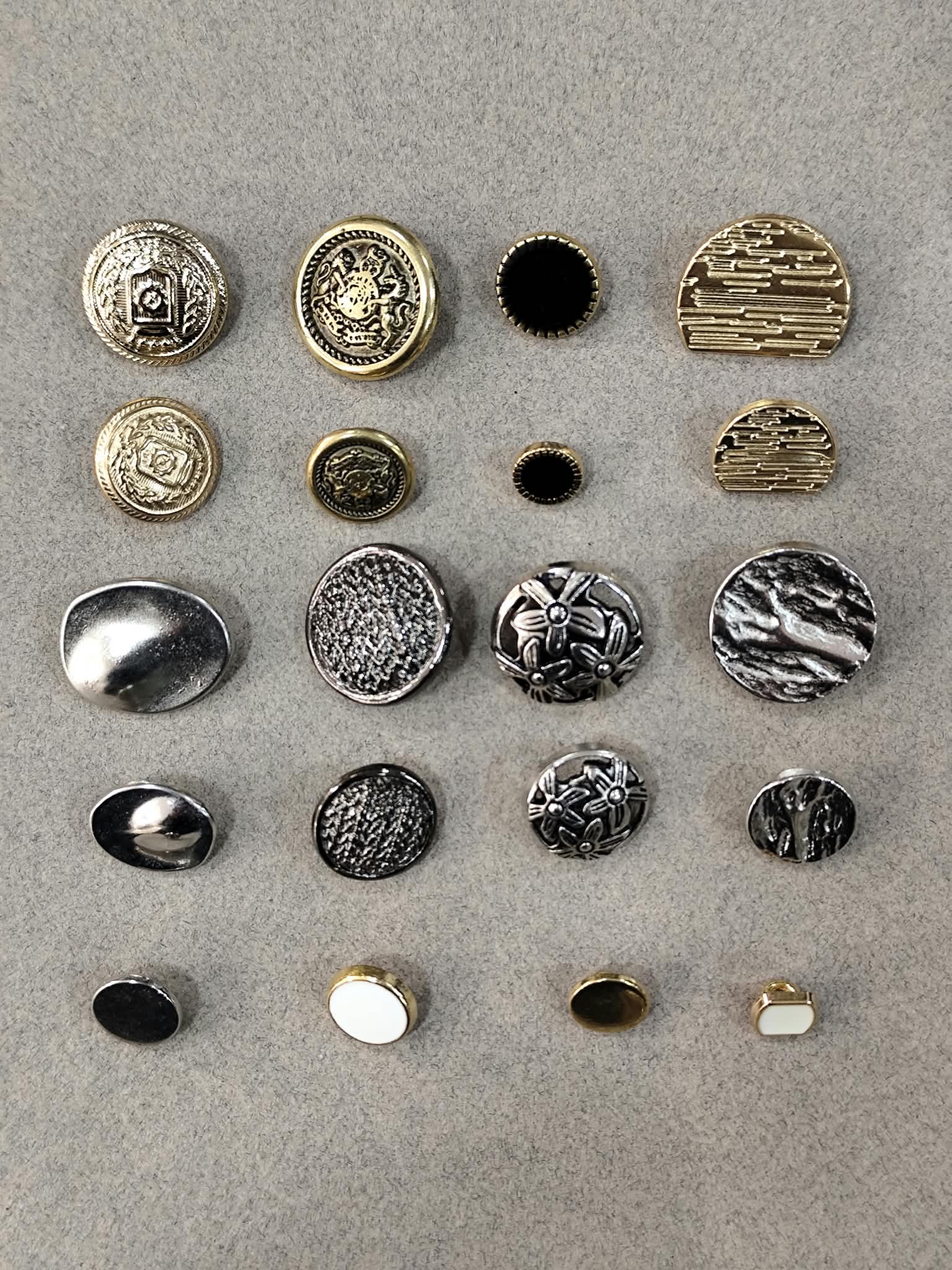 Boutons métal à queue à la pièce