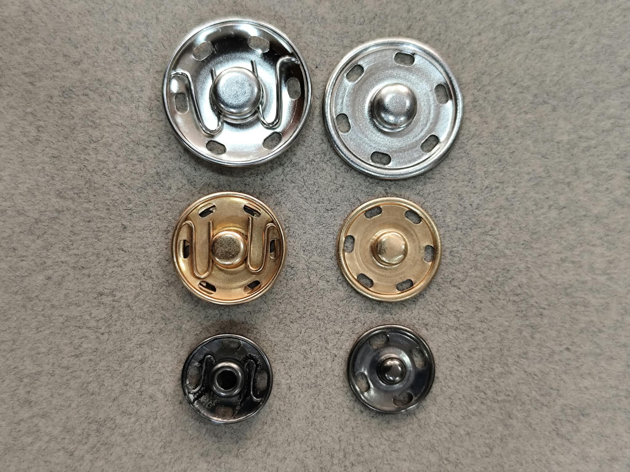 Bouton pression à la pièce