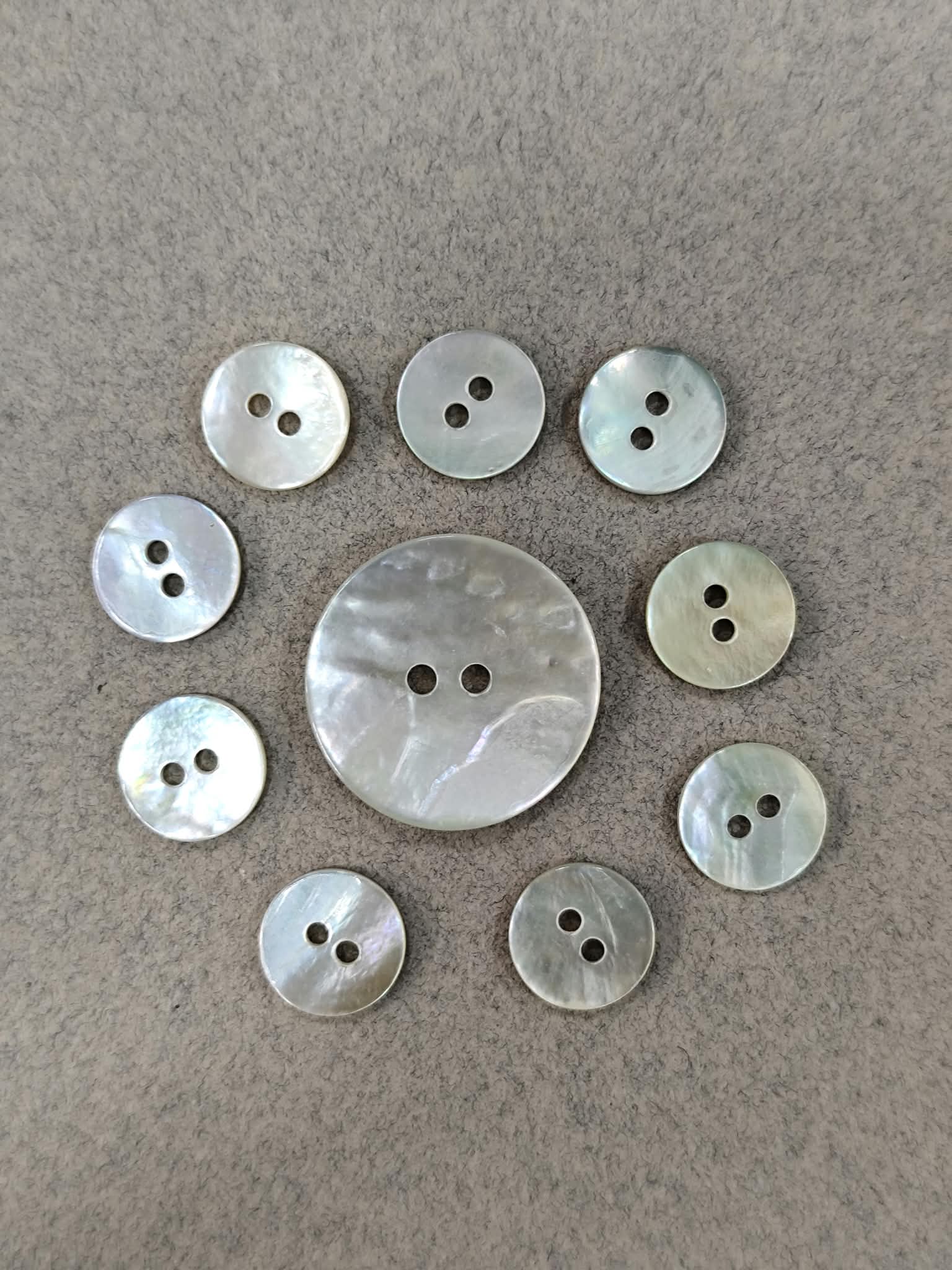Bouton vrai nacre à la pièce